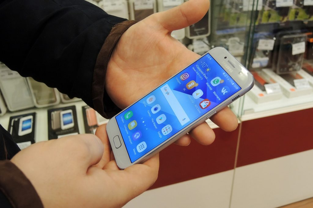 «Коммерсантъ»: зарубежные производители смартфонов начали предустанавливать RuStore — Financial Times