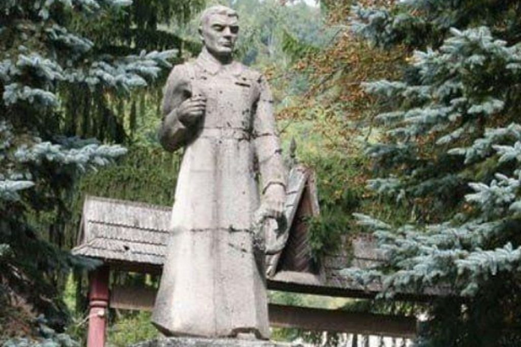 В Закарпатье отказались сносить памятник советским солдатам — Financial Times