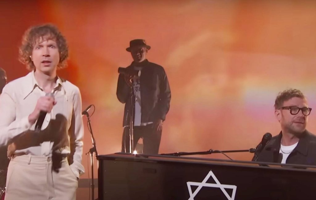 Посмотрите, как Бек исполняет «Possession Island» с Gorillaz на «Jimmy Kimmel Live». — Fil