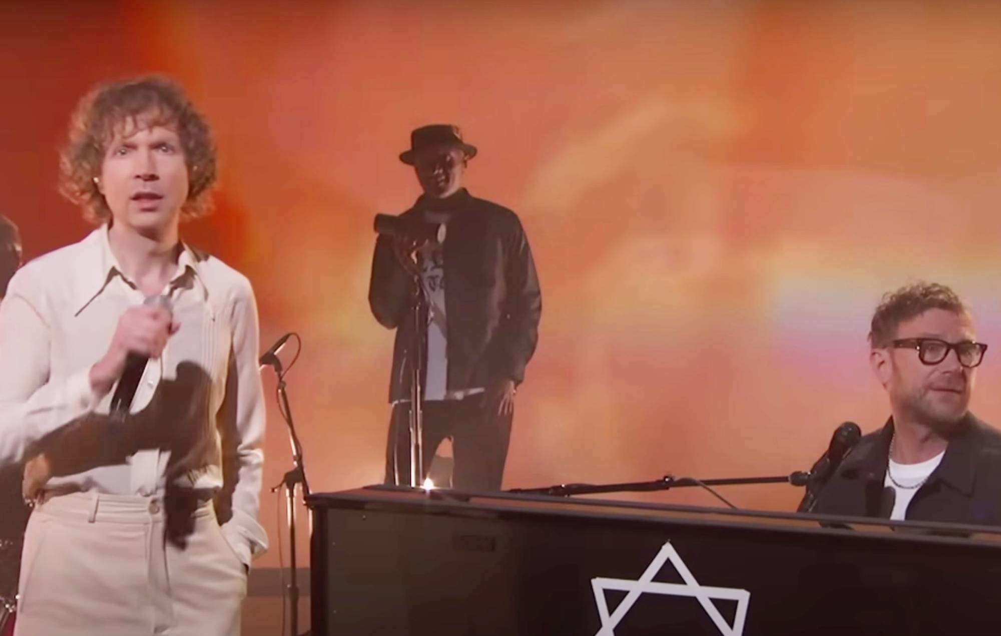 Посмотрите, как Бек исполняет «Possession Island» с Gorillaz на «Jimmy Kimmel Live». — Fil
