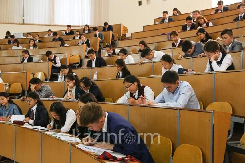 Абитуриентам на ЕНТ разрешат использовать бумажную версию таблицы Менделеева