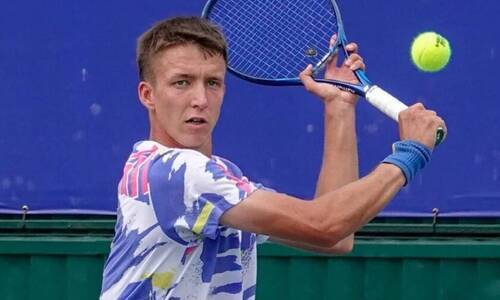 Теннисист из Казахстана выиграл второй матч за день на турнире в Индии