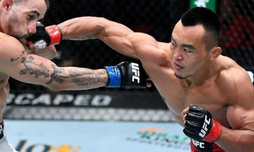 Жестоким нокаутом закончился бой казаха против американца в UFC