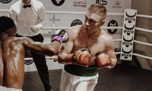 «Казахский король» устроил бой с тенью под американским флагом. Видео