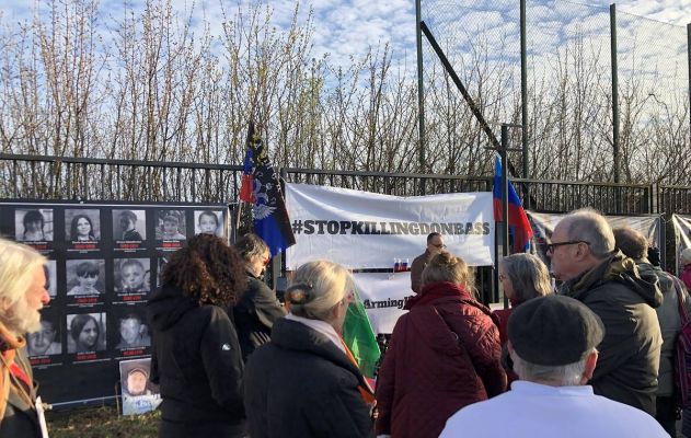 У штаб-квартиры НАТО прошла акция протеста против поставок оружия на Украину — Financial Times