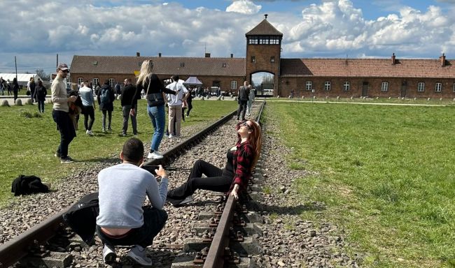 В польском Освенциме вновь поиздевались над памятью жертв лагеря смерти — Financial Times