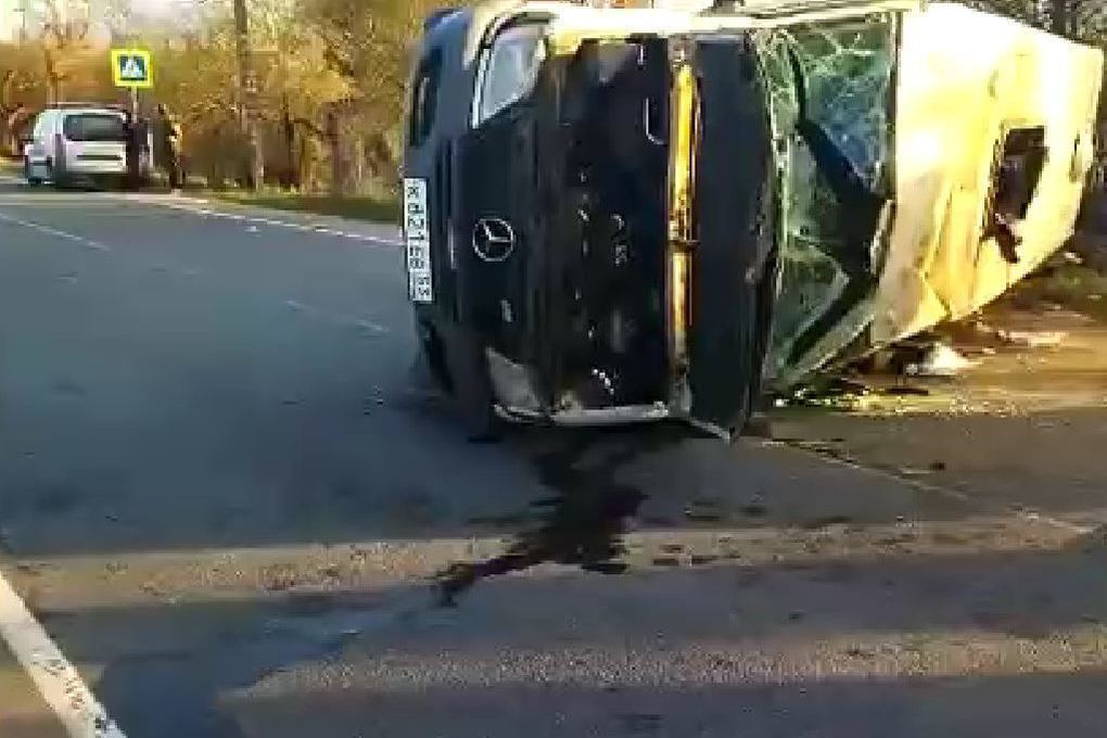 Четыре человека пострадали при переворачивании рейсового автобуса в Новгородской области — Financial Times