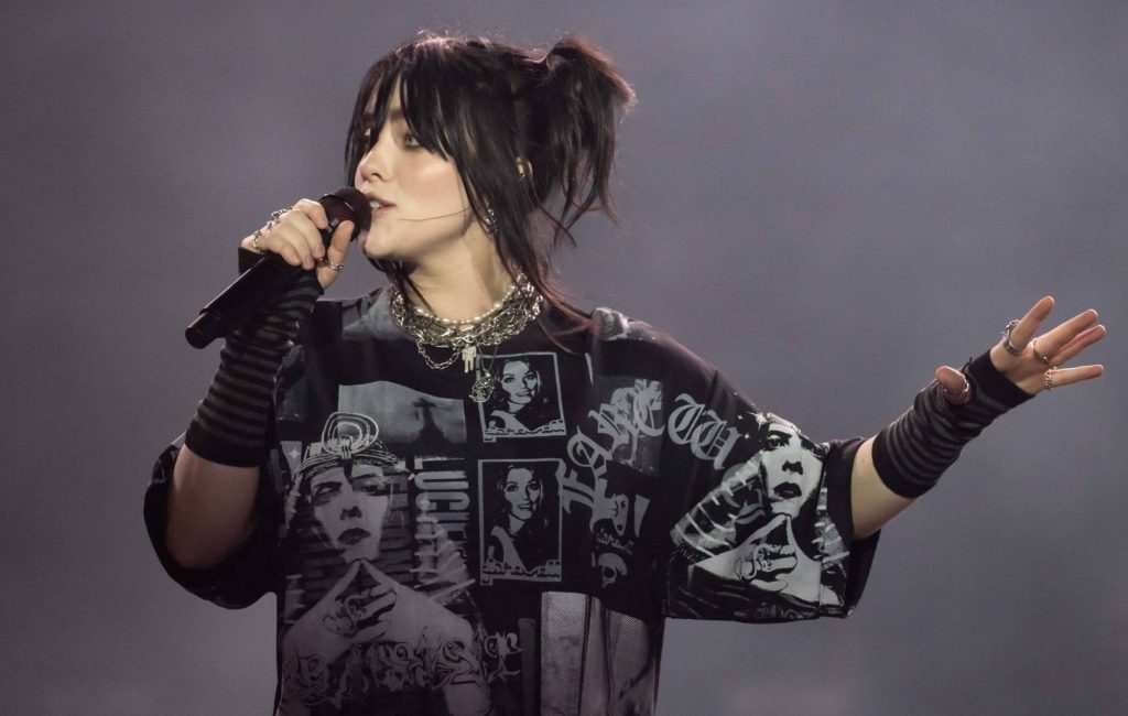 Мужчина с табличкой Free Billie Eilish и электрогитарой забрался на телебашню в Голливуде — Fil