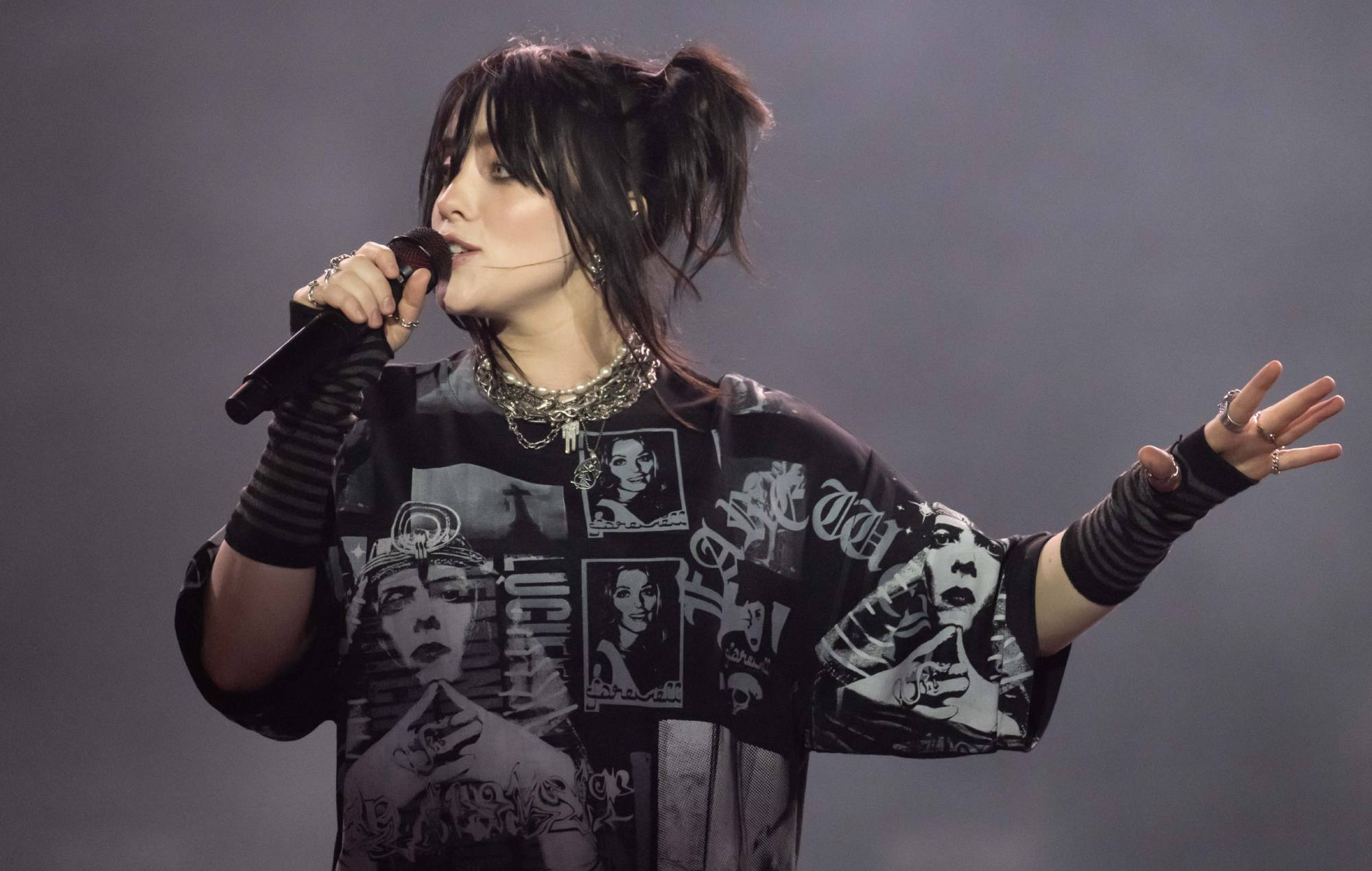 Мужчина с табличкой Free Billie Eilish и электрогитарой забрался на телебашню в Голливуде — Fil