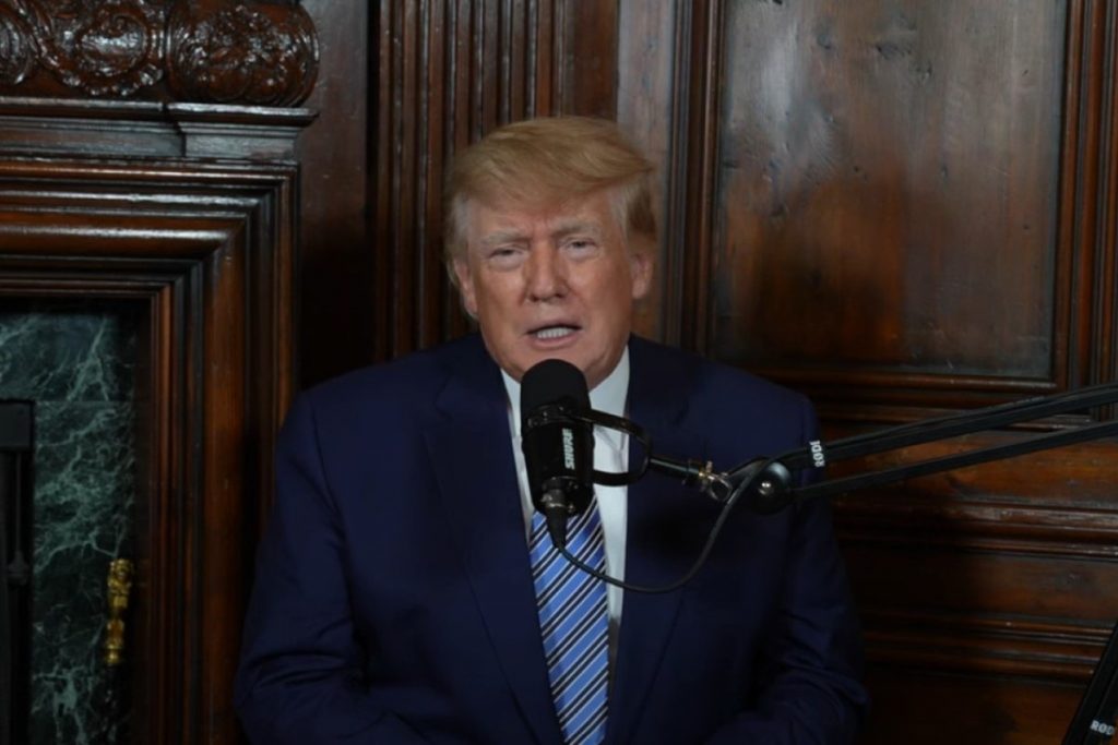 Трамп прибыл в нью-йоркский Trump Tower накануне явки в суд — Financial Times