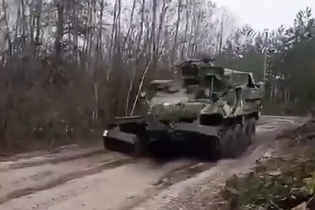 Военкоры РВ показали американские БТРы Stryker с минными тралами на Украине — Financial Times