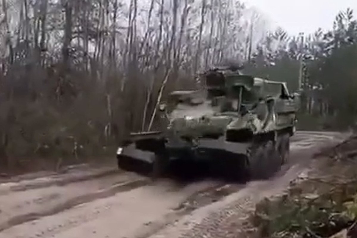Военкоры РВ показали американские БТРы Stryker с минными тралами на Украине — Financial Times