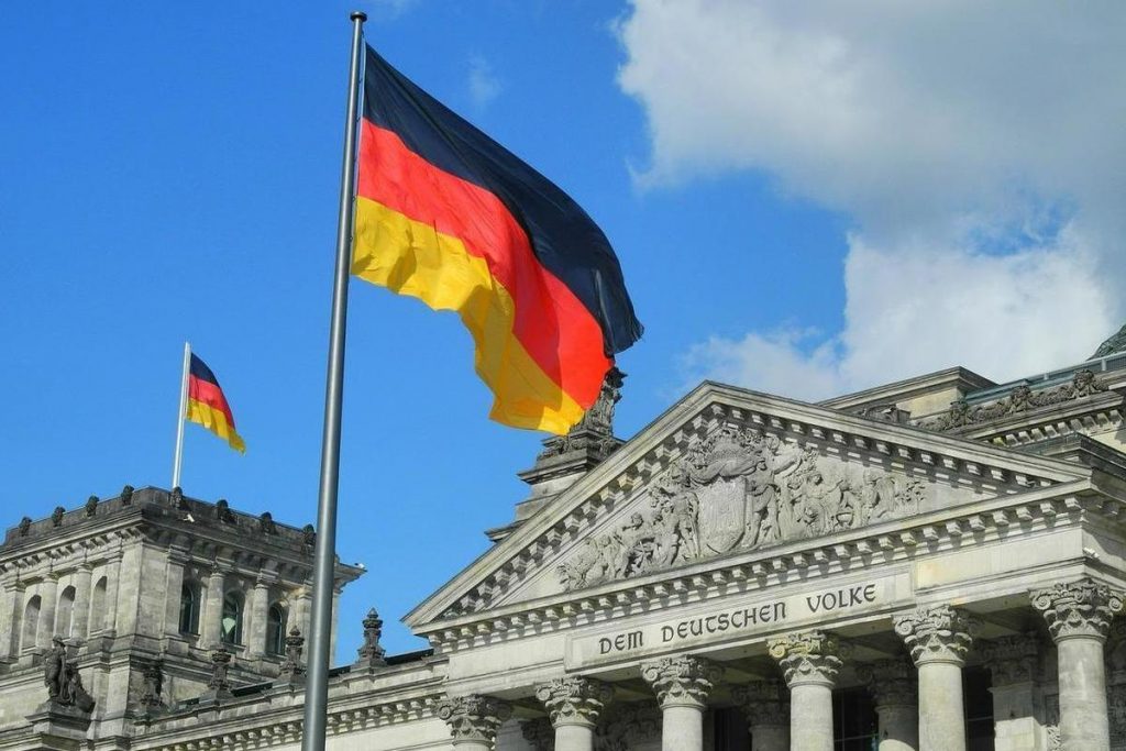 Возмущенные количеством беженцев жители Германии вышли на протесты — Financial Times
