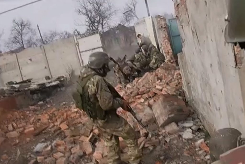 Появилось видео попадания пули в голову бойца «Вагнера» в Артемовске — Financial Times