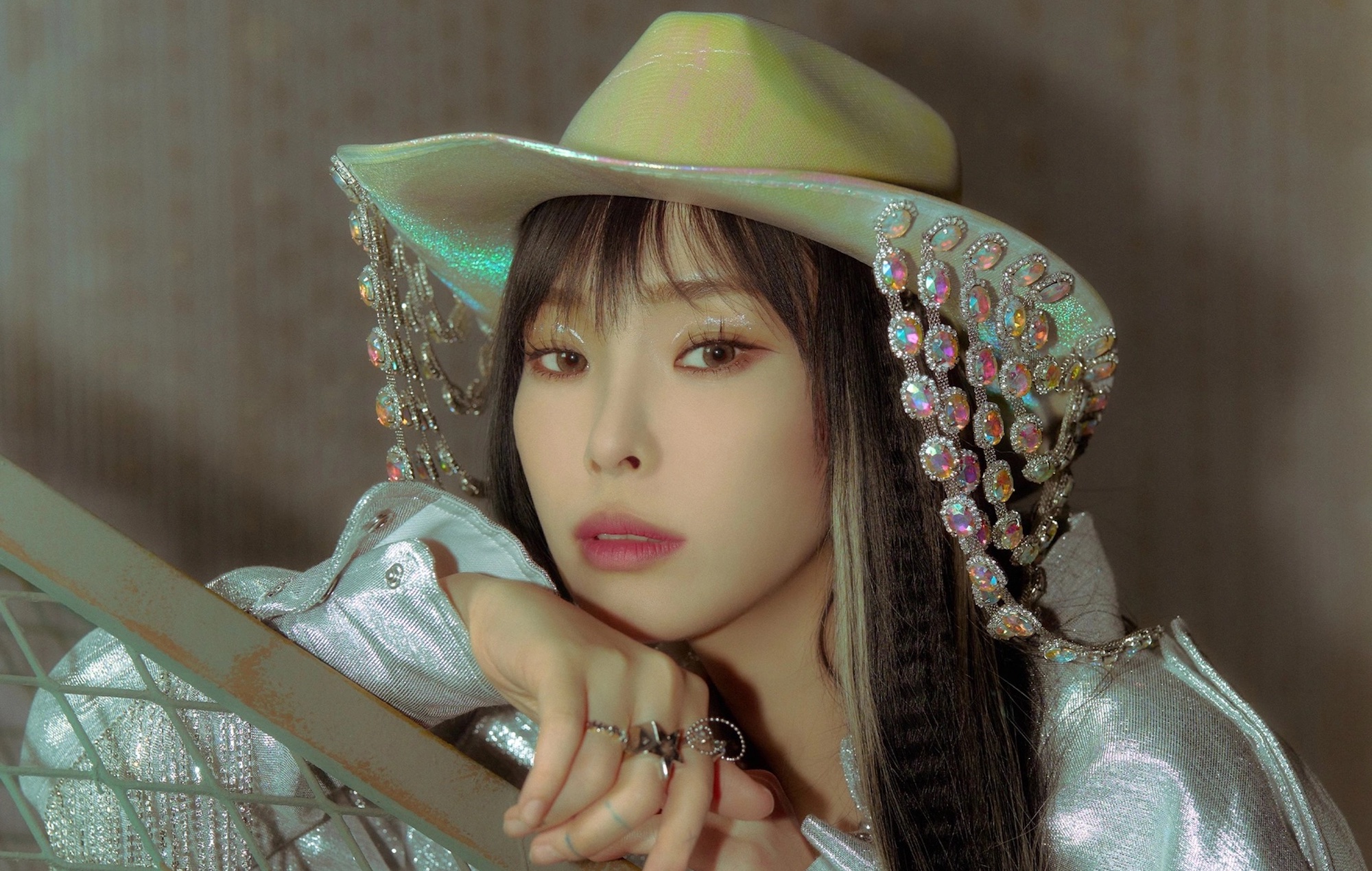 Heize играет влиятельного человека в социальных сетях в гламурном видео для «Vingle Vingle». — Fil