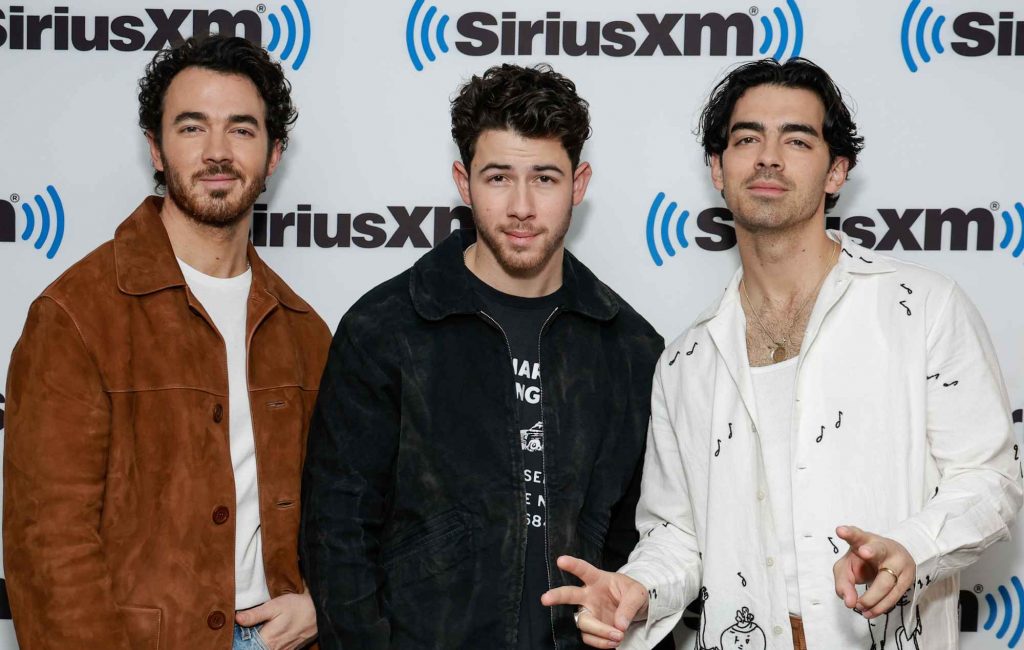 Посмотрите, как Jonas Brothers исполняют две новые песни на «SNL» — Fil