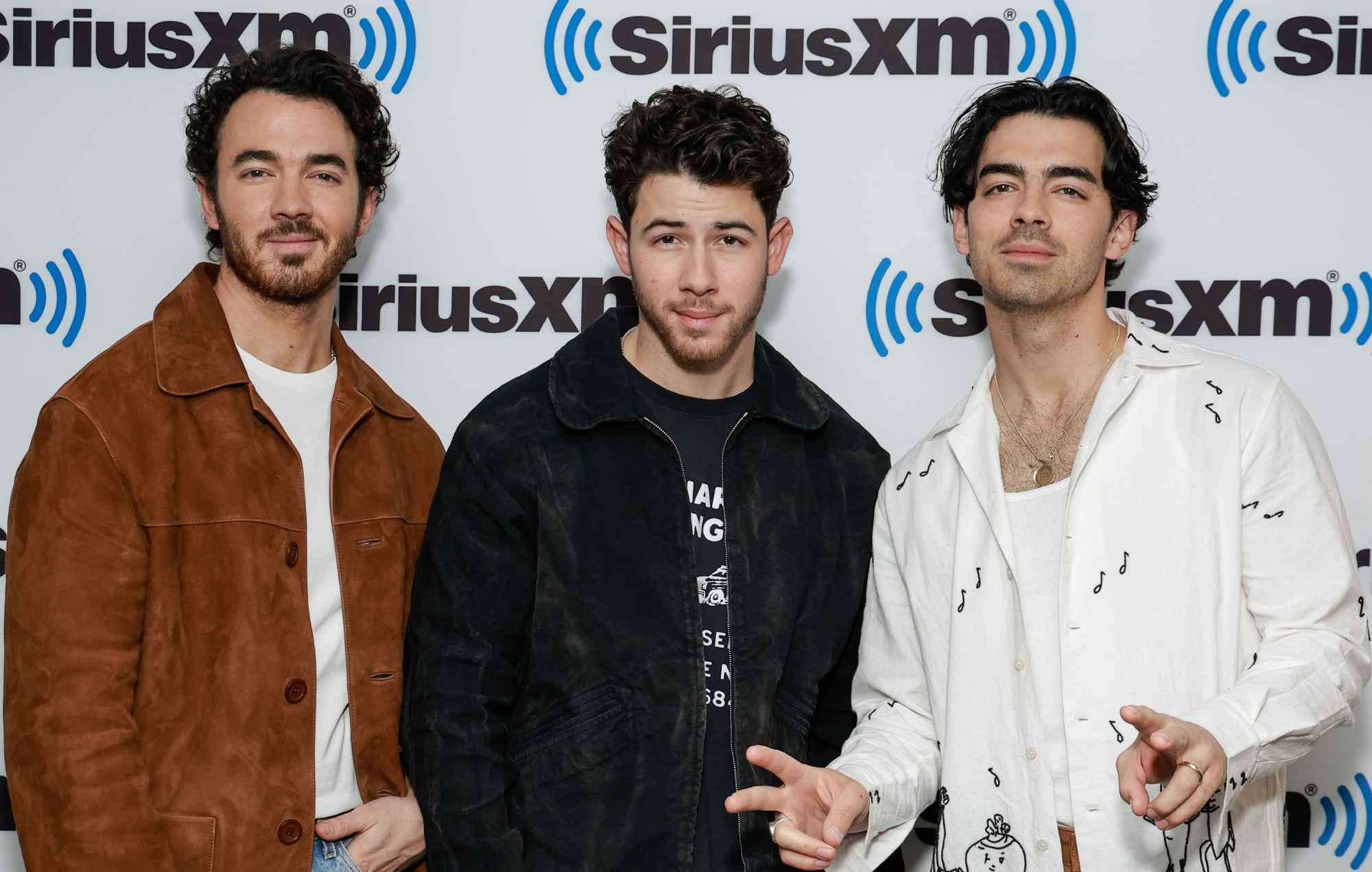 Посмотрите, как Jonas Brothers исполняют две новые песни на «SNL» — Fil