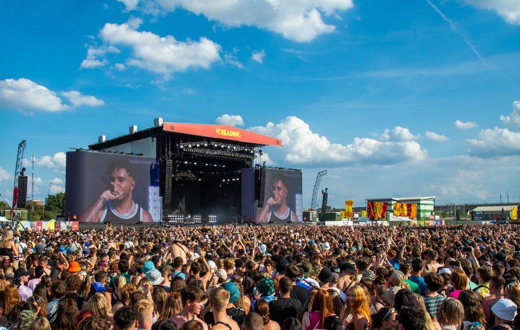 Мэй Стивенс, Кордэ, Венби и другие среди 20 новых имен для Reading & Leeds 2023 — Fil
