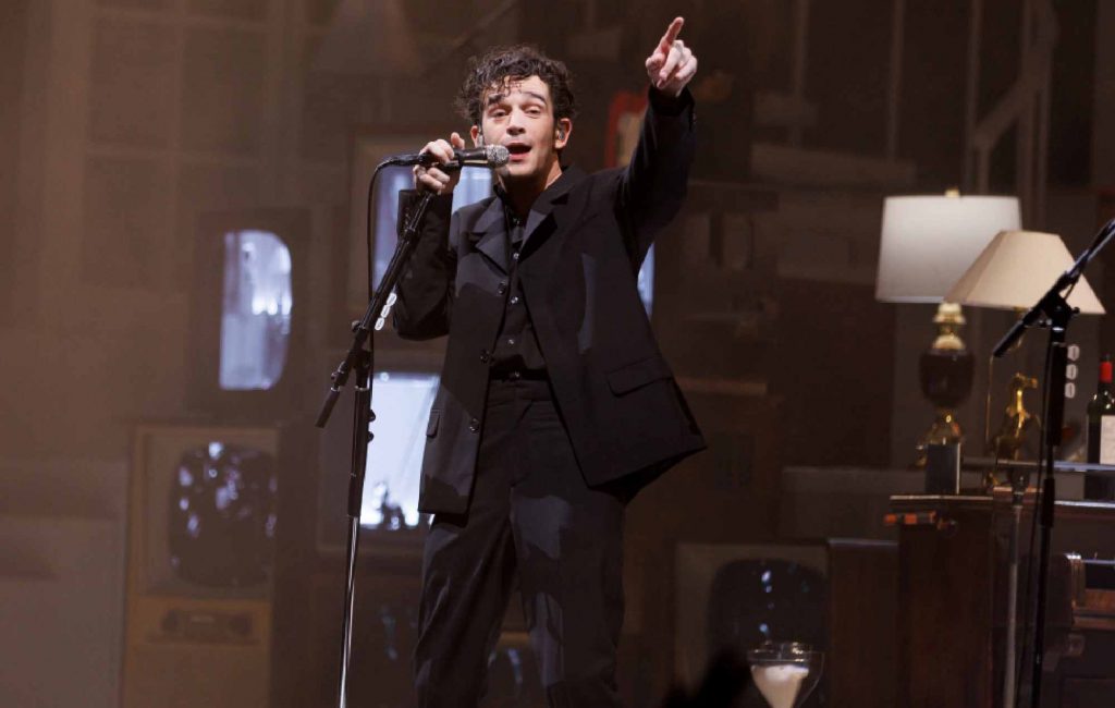 Посмотрите, как The 1975 приглашают фаната на сцену, чтобы исполнить «Robbers». — Fil