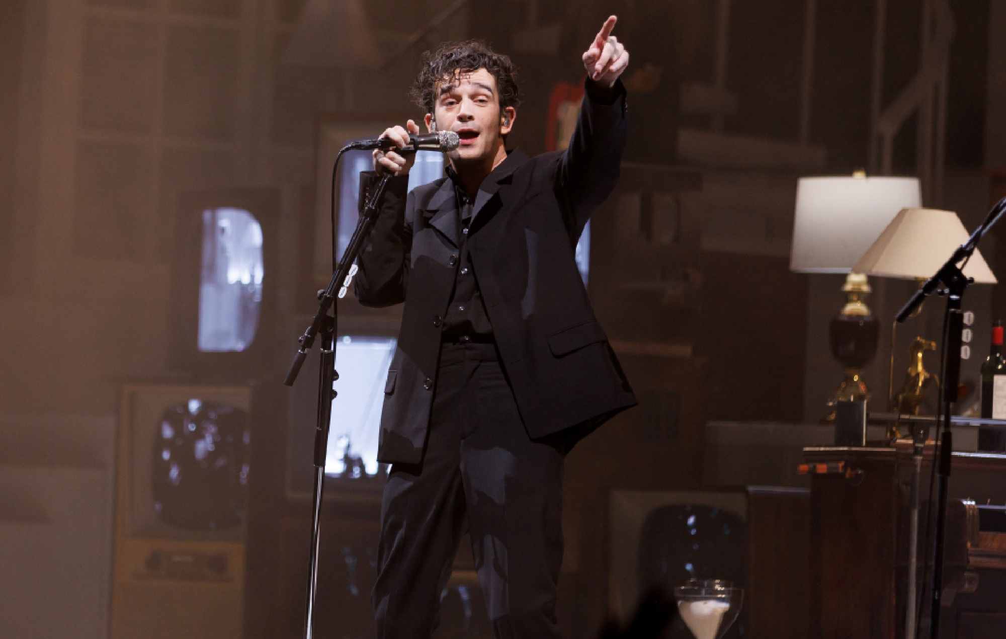 Посмотрите, как The 1975 приглашают фаната на сцену, чтобы исполнить «Robbers». — Fil