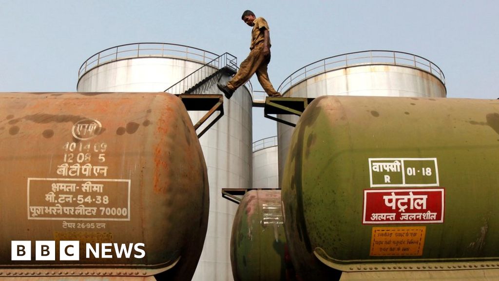 По данным банка, в 2022 году импорт нефти Индией в Россию вырос в десять раз