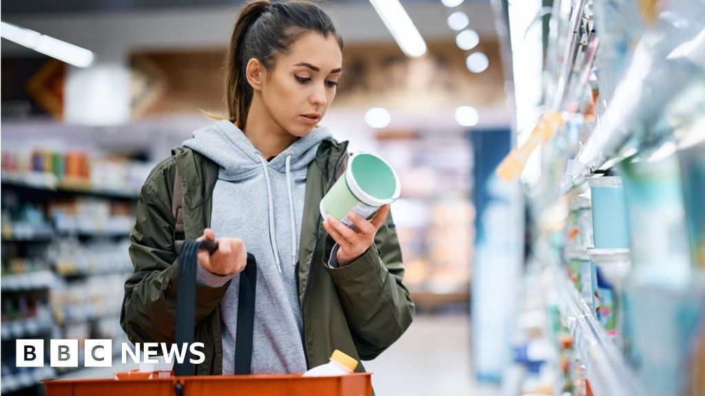 Банк Англии: цены на продукты означают, что инфляция будет падать медленнее