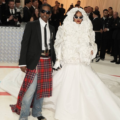 Рианна сделала заявление в полностью белом цветочном ансамбле на Met Gala 2023 — Fil