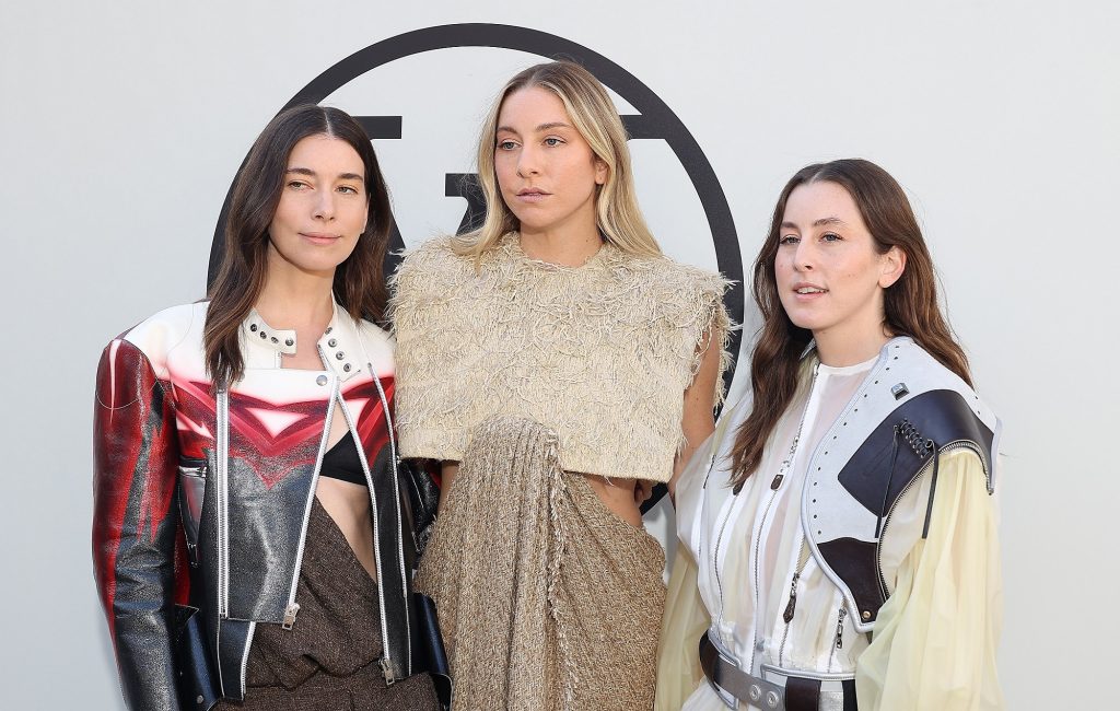 Посмотрите, как HAIM поет ABC на «Улице Сезам» — Fil