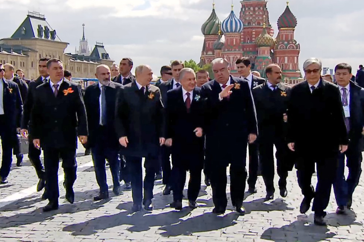 Путин пешком ушел с Красной площади — Financial Times