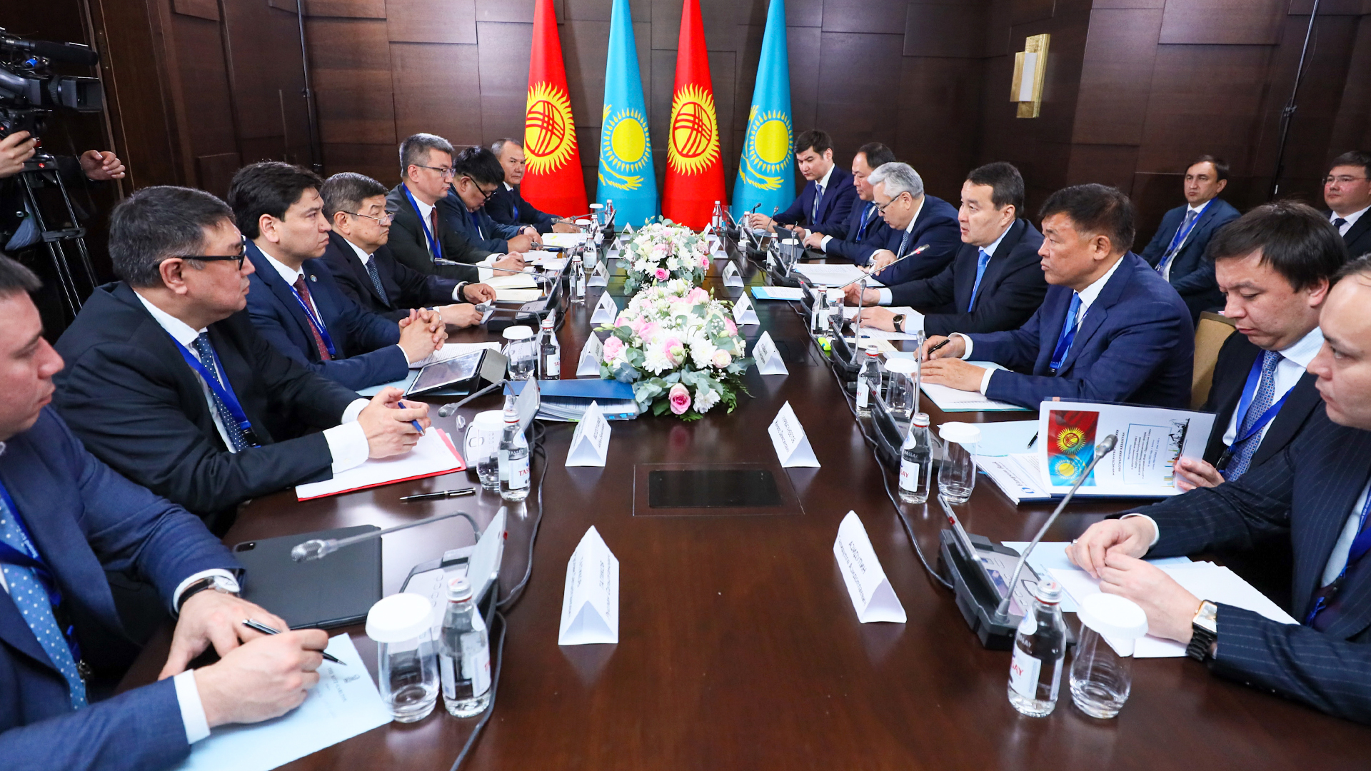 Алихан Смаилов провел переговоры с Акылбеком Жапаровым в Алматы
