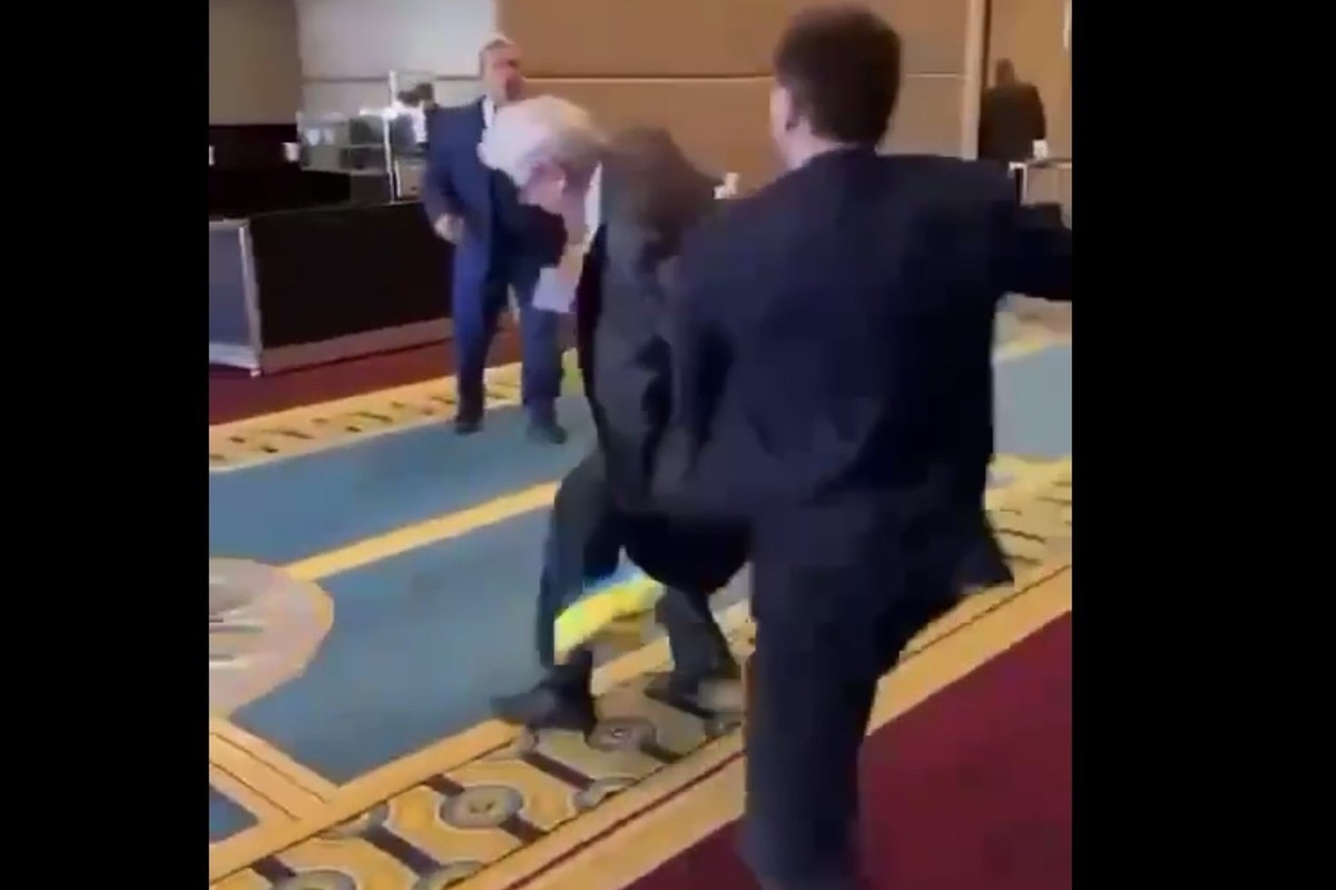 Появилось видео драки российской и украинской делегаций на саммите ПАЧЭС — Financial Times