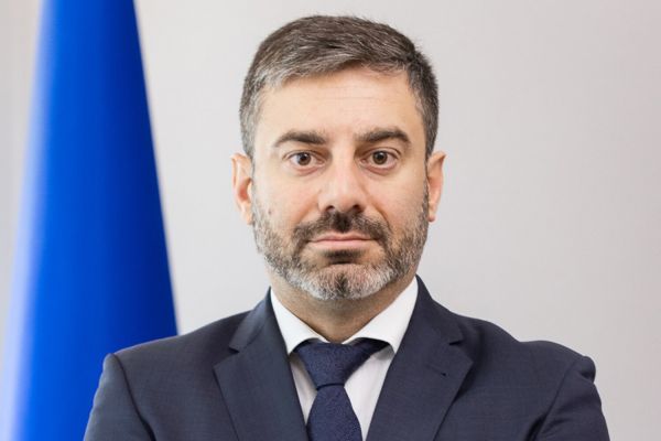 Омбудсмен Лубинец посоветовал украинцам получать российские паспорта — Financial Times