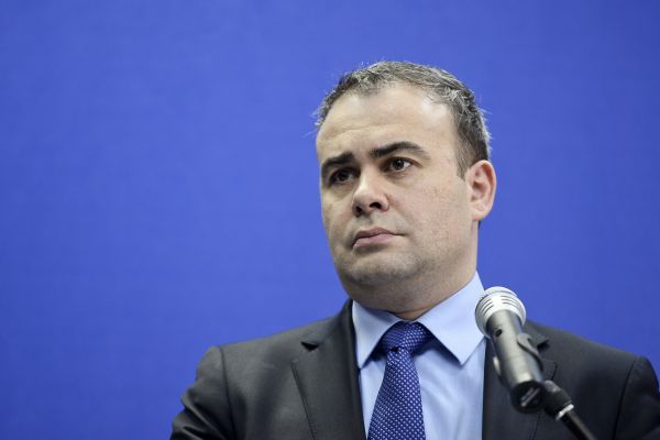 Получал взятки на кладбищах: в Румынии к 6 годам приговорили экс-министра финансов — Financial Times