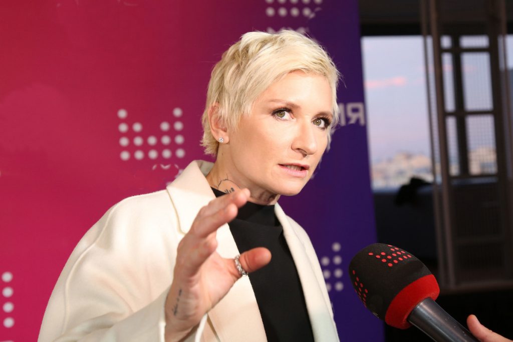 Арбенина анонсировала концерт в другой стране после отмены выступлений в России — Financial Times