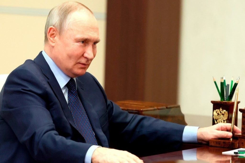 Путин поручил разработать меры для сокращения оттока россиян за рубеж — Financial Times