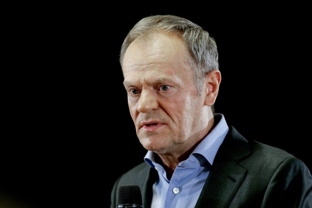 Туск назвал министр обороны Польши трусом и потребовал его отставки — Financial Times