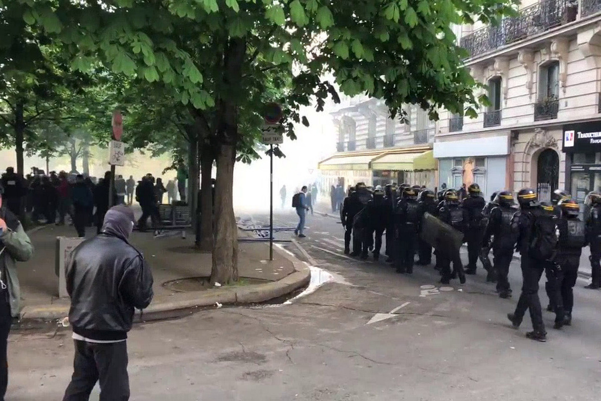 Из-за массовых протестов во Франции пострадало более 100 полицейских — Financial Times