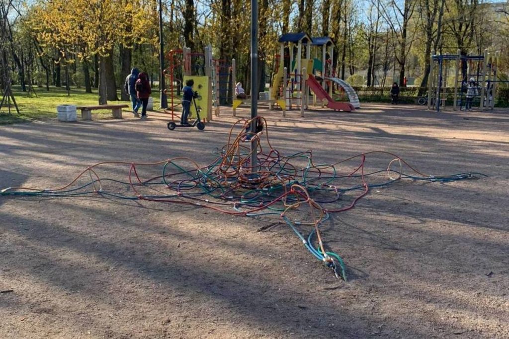 Несколько детей пострадали при обрыве аттракциона «Паутинка» в петербургском парке Победы — Financial Times