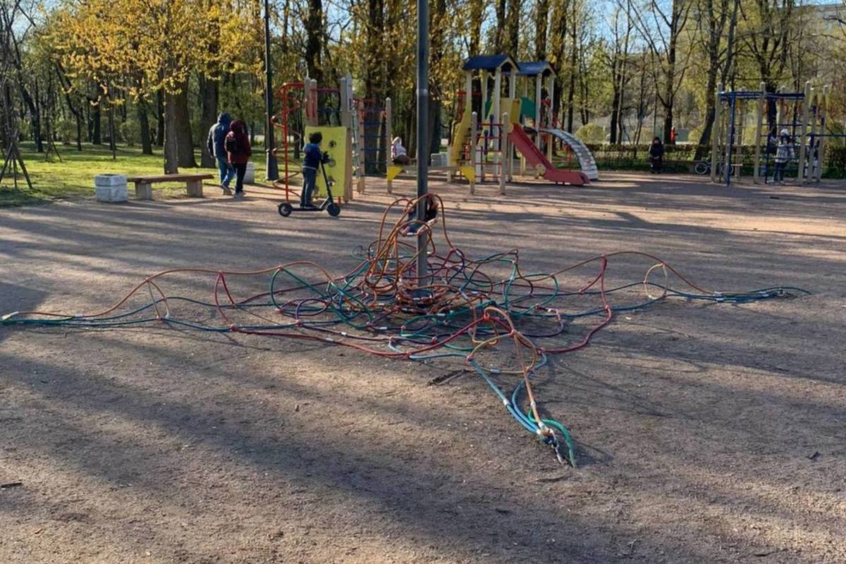 Несколько детей пострадали при обрыве аттракциона «Паутинка» в петербургском парке Победы — Financial Times