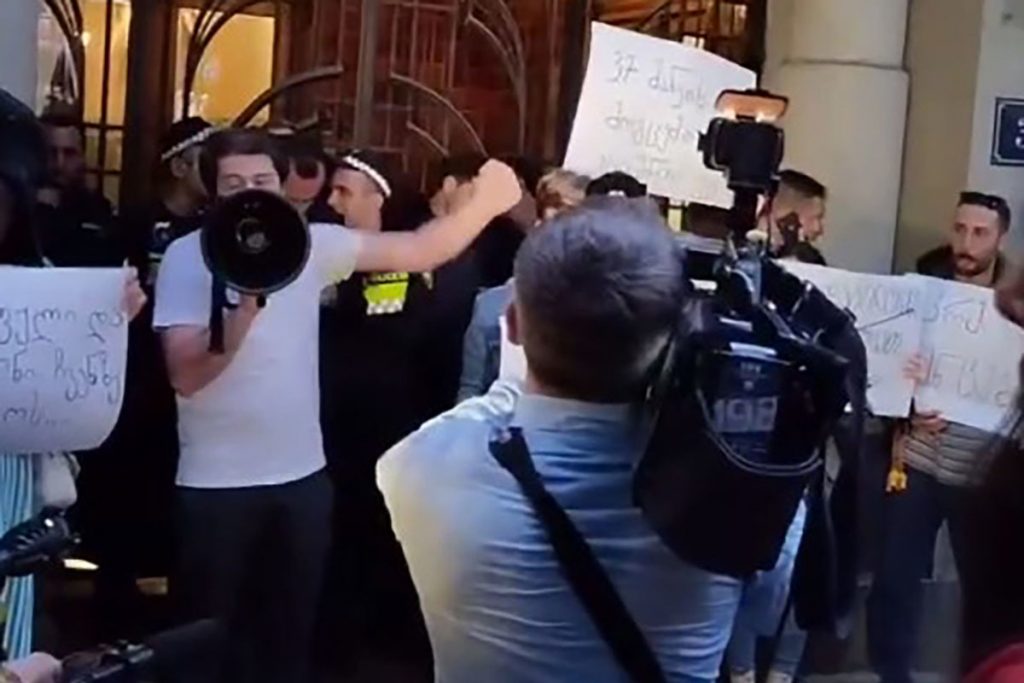В Тбилиси митингуют против открытия авиасообщения с Россией — Financial Times