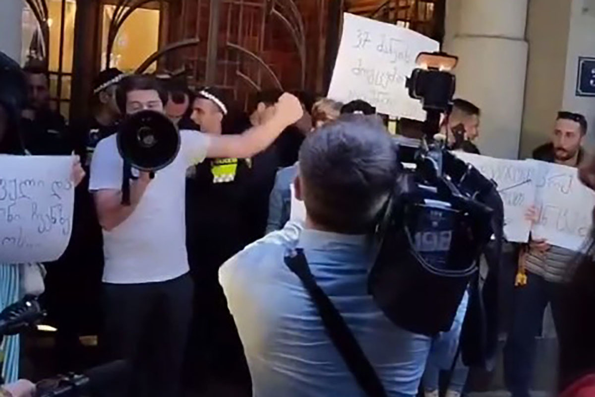 В Тбилиси митингуют против открытия авиасообщения с Россией — Financial Times