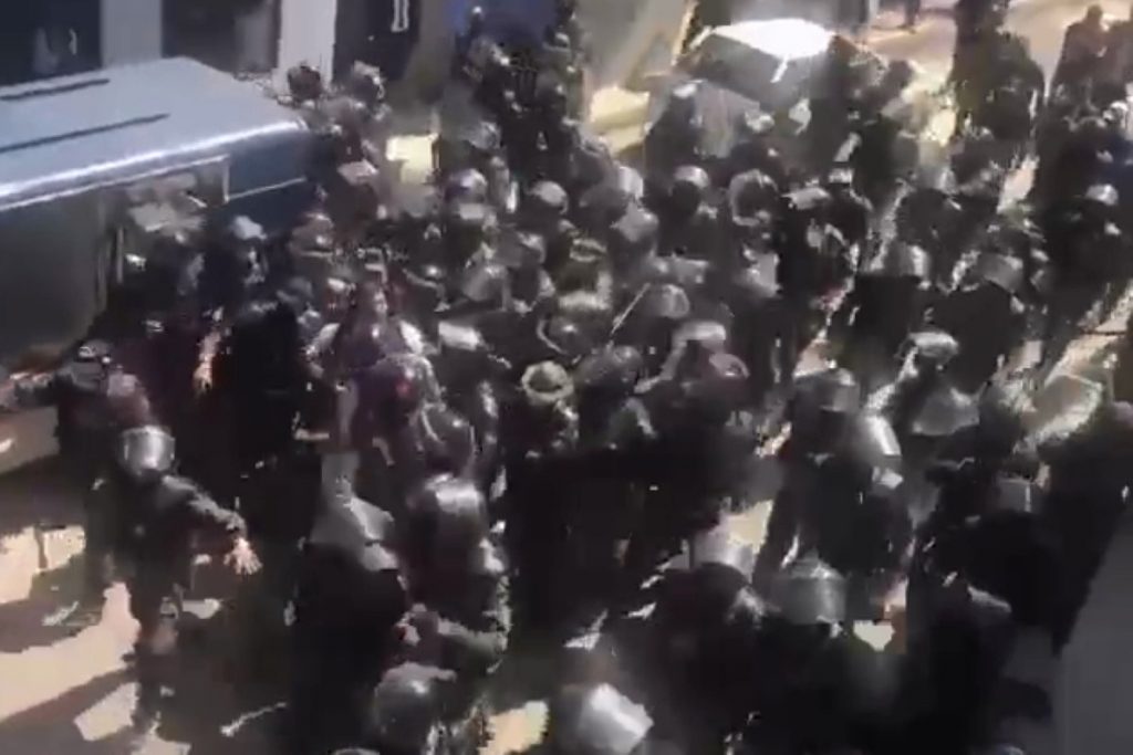Появилось видео задержания Имрана Хана в Пакистане — Financial Times