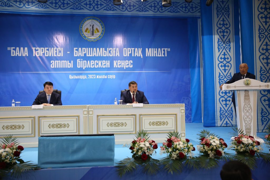Министр просвещения обсуждает вопросы безопасности детей с родителями и общественностью.