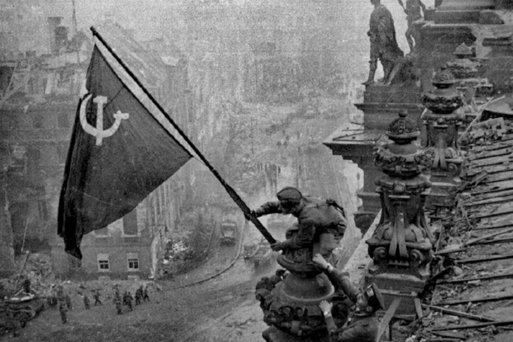 Британский политик: Запад блокирует память о победе Советского Союза над фашизмом — Financial Times