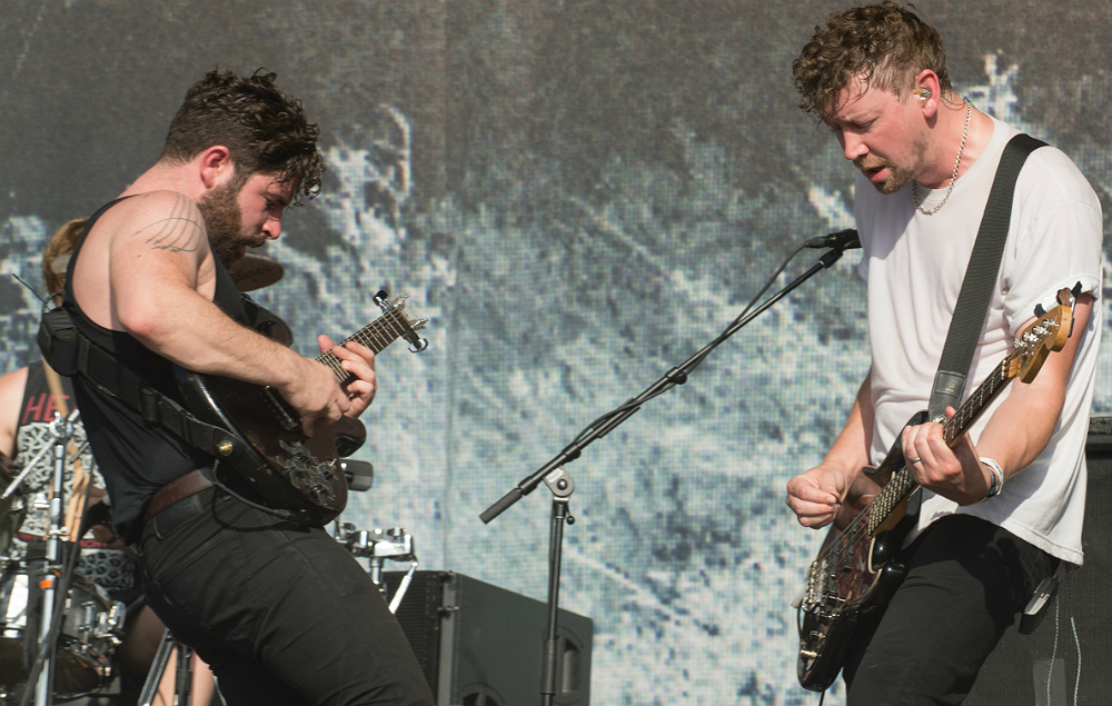 Foals приветствуют возвращение басиста Уолтера Герверса в группу — Fil