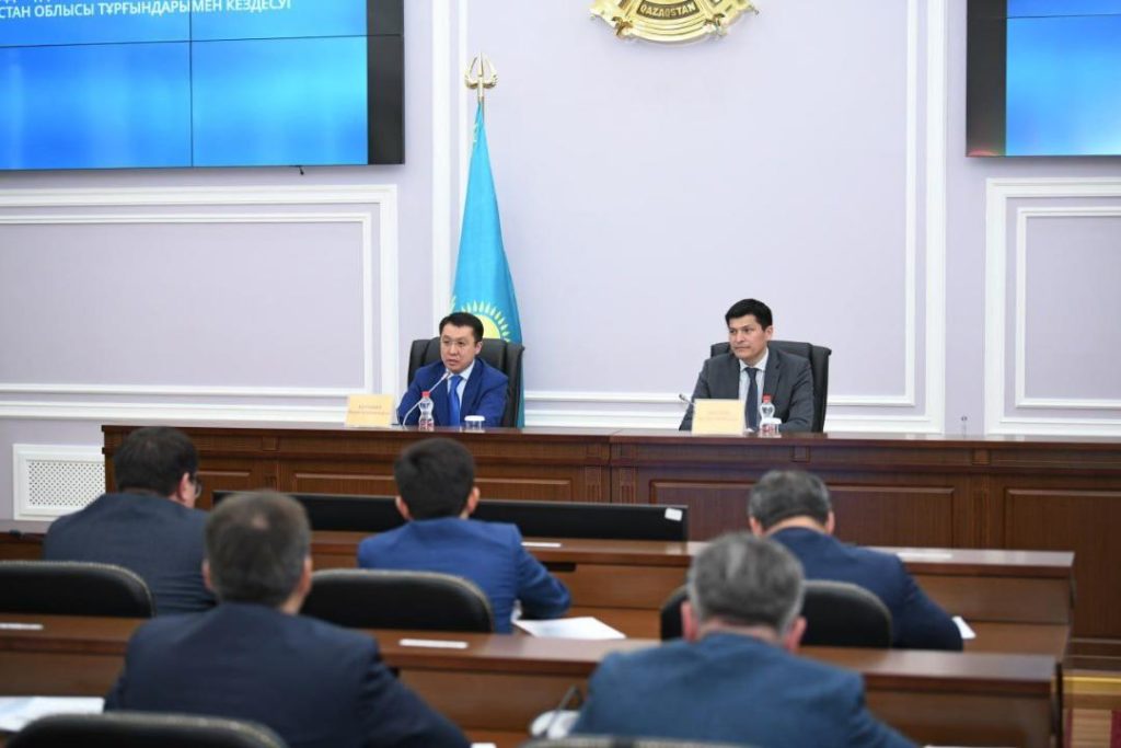 Глава МИИР ответил на вопросы жителей ЗКО: жилье, дороги и авиацены