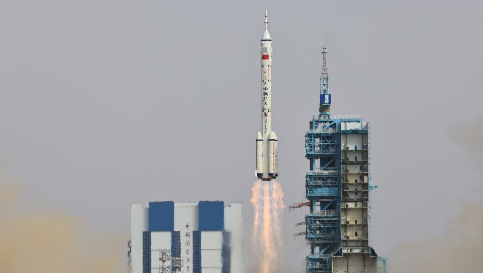 Китайский пилотируемый космический корабль «Шэньчжоу-16» состыковался с комбинацией космической станции