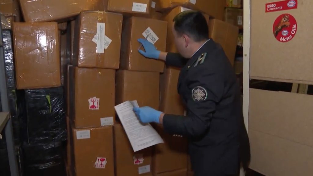 Крупная партия незаконных электронных сигарет и вейпов задержана в Казахстане