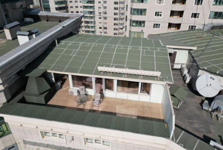 Крупную незаконную постройку на крыше жилого дома снесли в Алматы