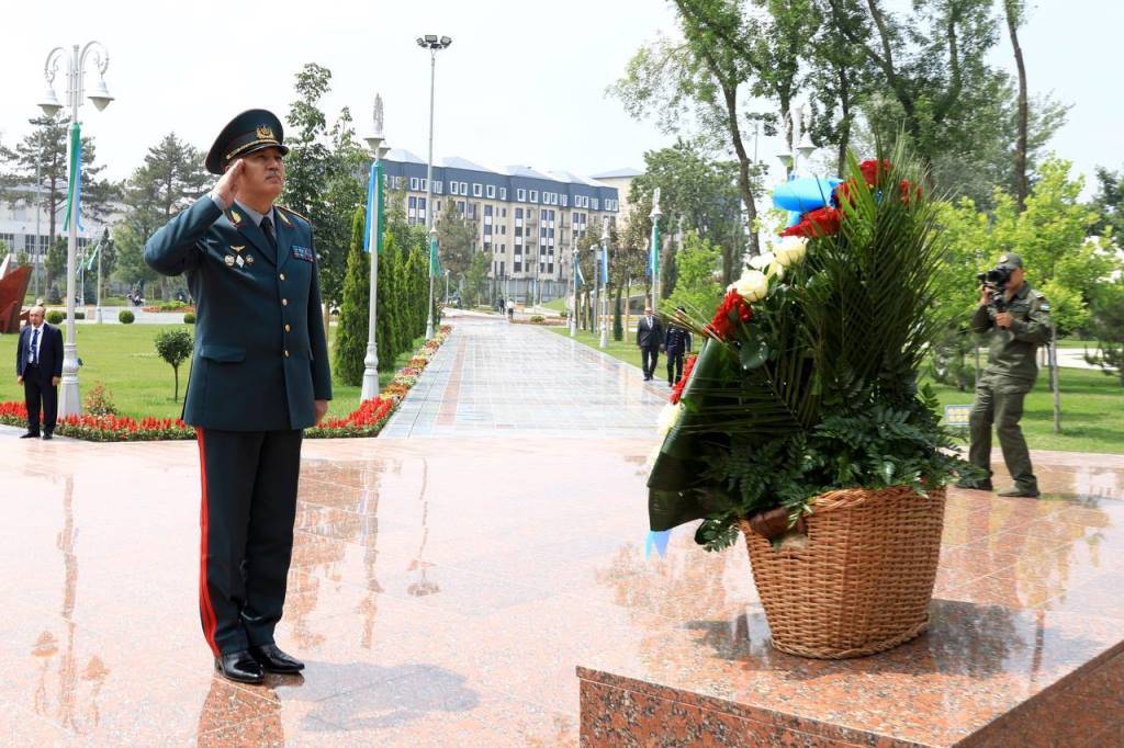 Министры обороны Казахстана и Узбекистана возложили цветы к монументу «Ода стойкости»
